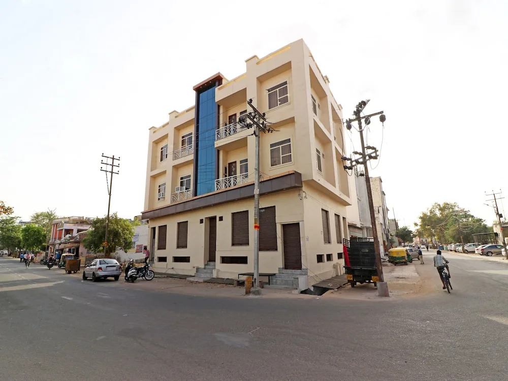 Oyo 13136 Hotel Taj Ansh 2