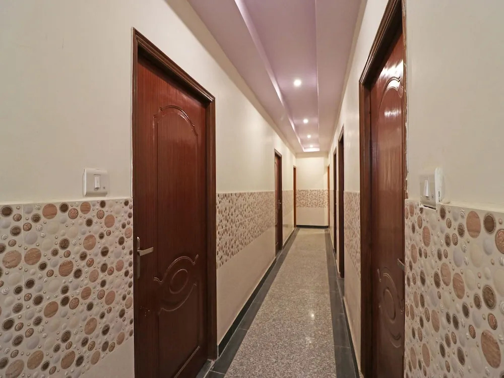 Oyo 13136 Hotel Taj Ansh 2