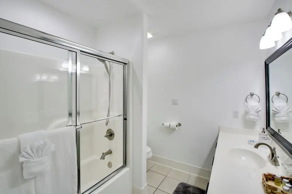 Lakefront Hot Springs Condo w/ Dock Access & Views