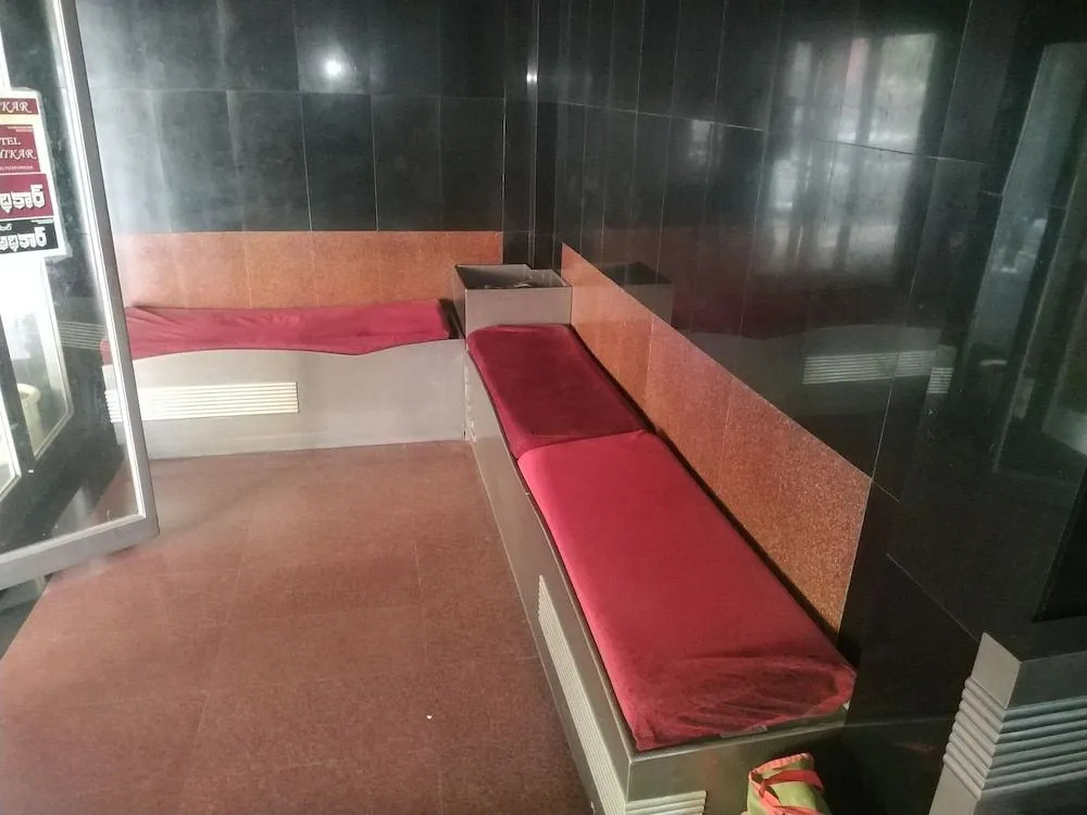 Iroomz Hotel Adhikar