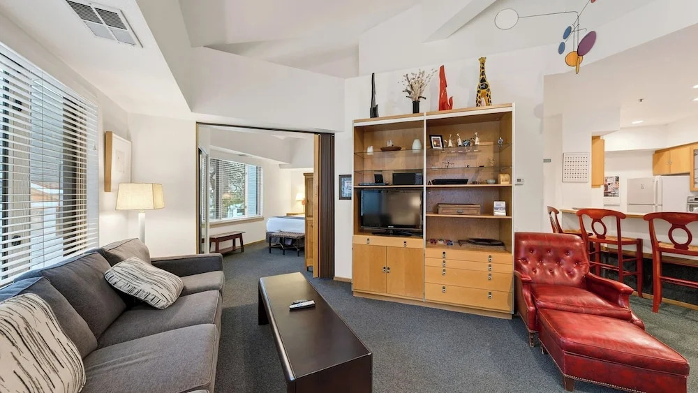 The Ridgeline & The Traverse by Avantstay 2 Slopeside Units + Hot Tub + Sauna + Heated Pool + Heart of Olympic Valley