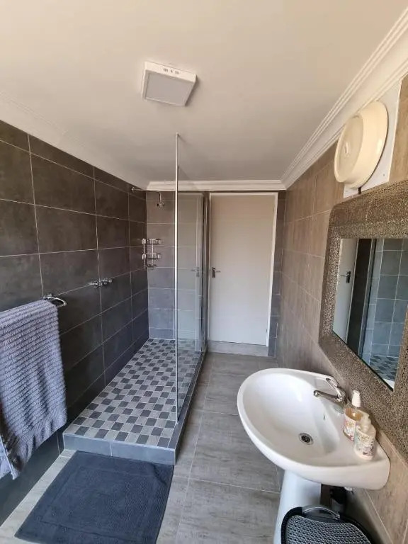 THE SPARE BEDROOM Unit 2