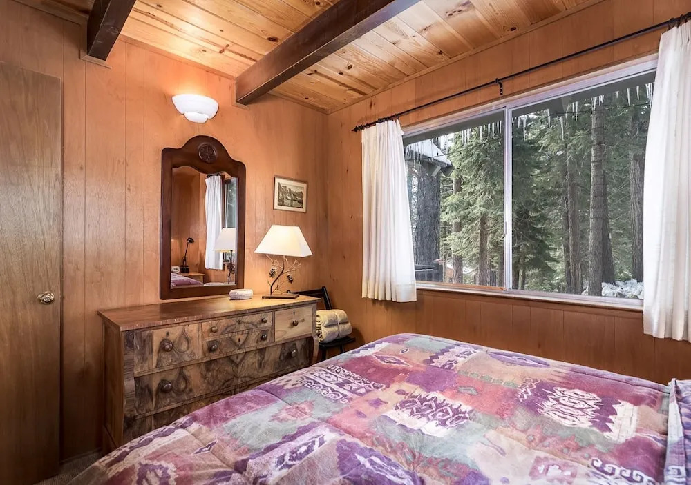 The Honey Bear Cabin With Fireplace and Large Deck! #109