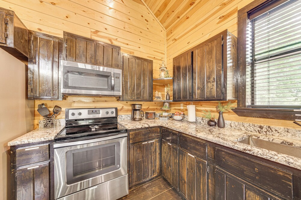 Cabin w/ Hot Tub & Deck: 5 Mi to Broken Bow Lake