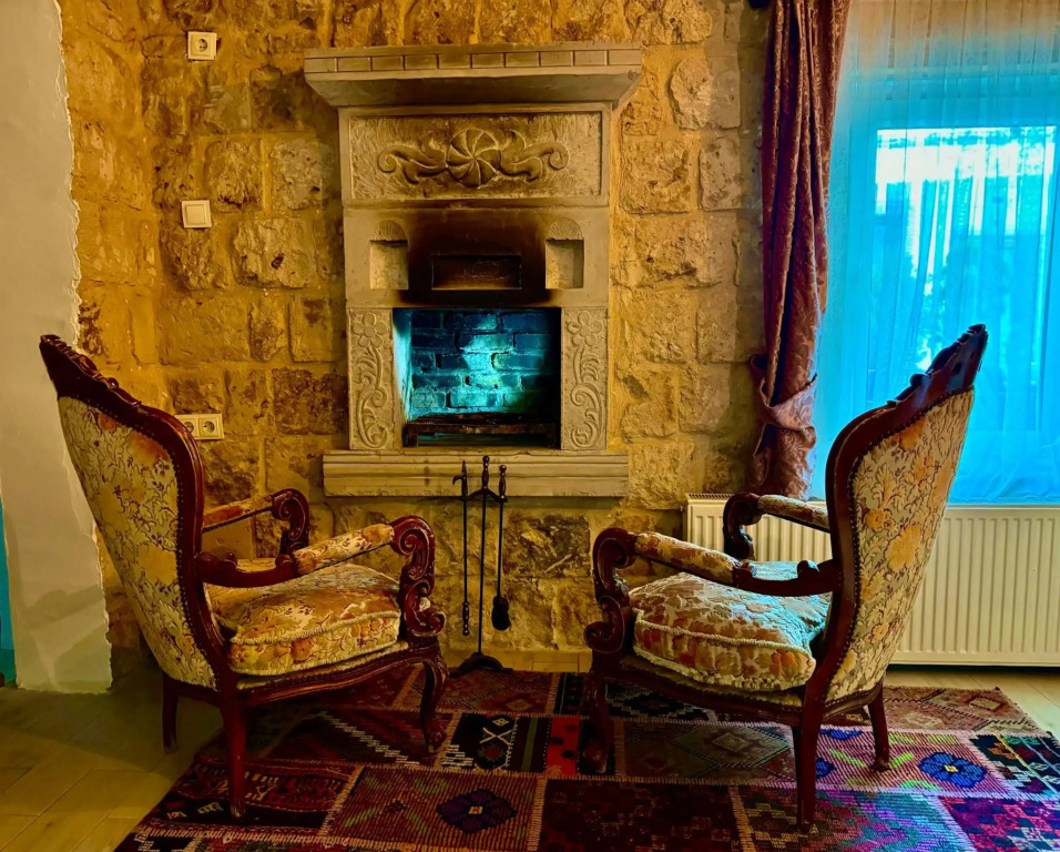 THE RED HORSE HOTEL