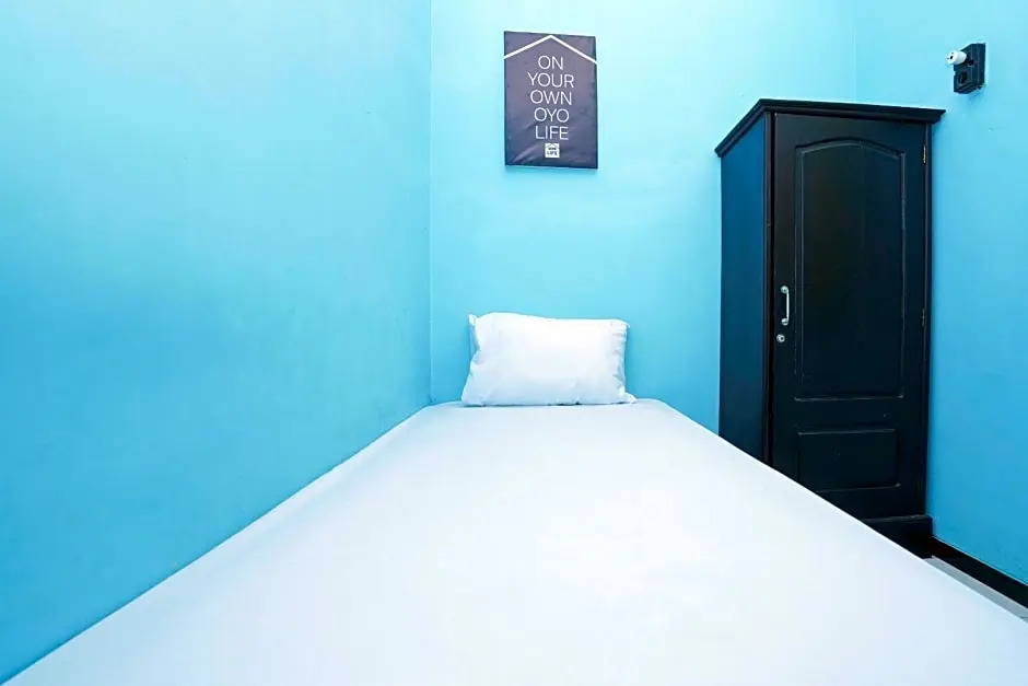 OYO Life 2905 Kost Semampir Tengah Near RSU Premier Surabaya Kota Surabaya