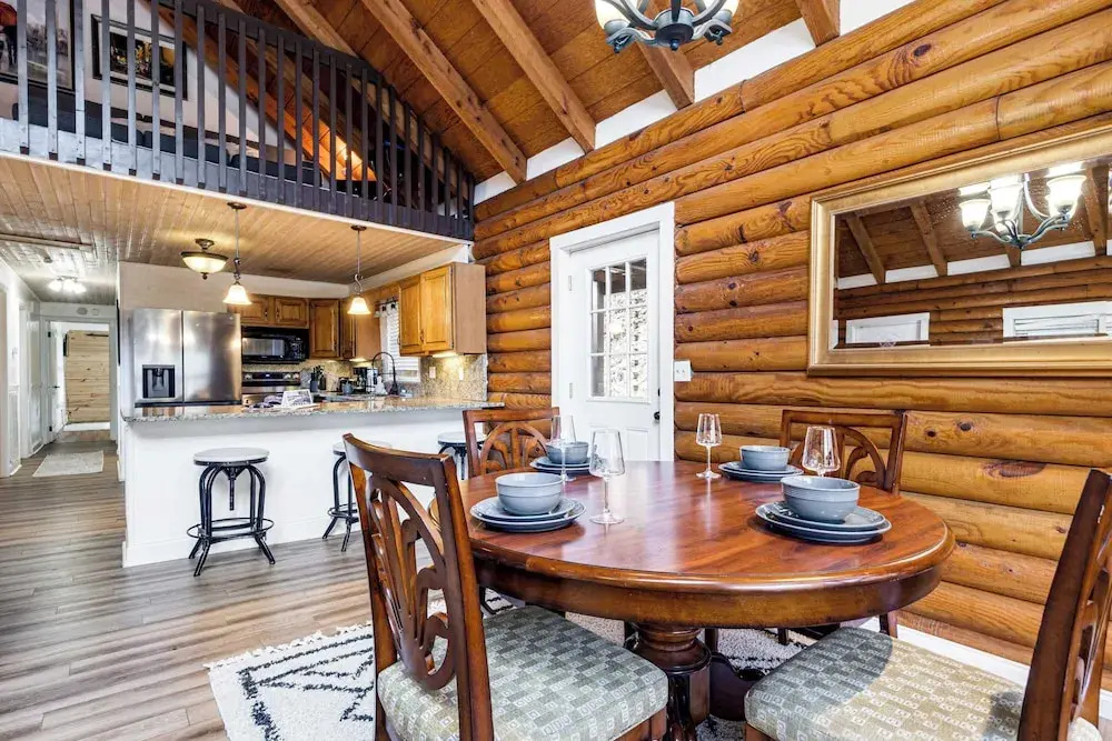 Artful Craftsman by Avantstay Sleeps 12 Hot Tub, Firepit, and Pond Gatlinburg + National Parks
