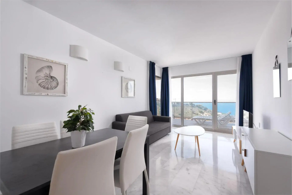 Sky High apartment on the 38th floor - Sea views