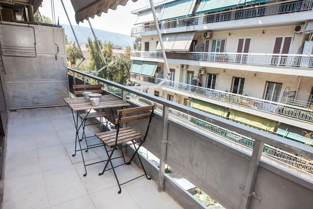 Charming 2 Bedroom apt next to Panormou