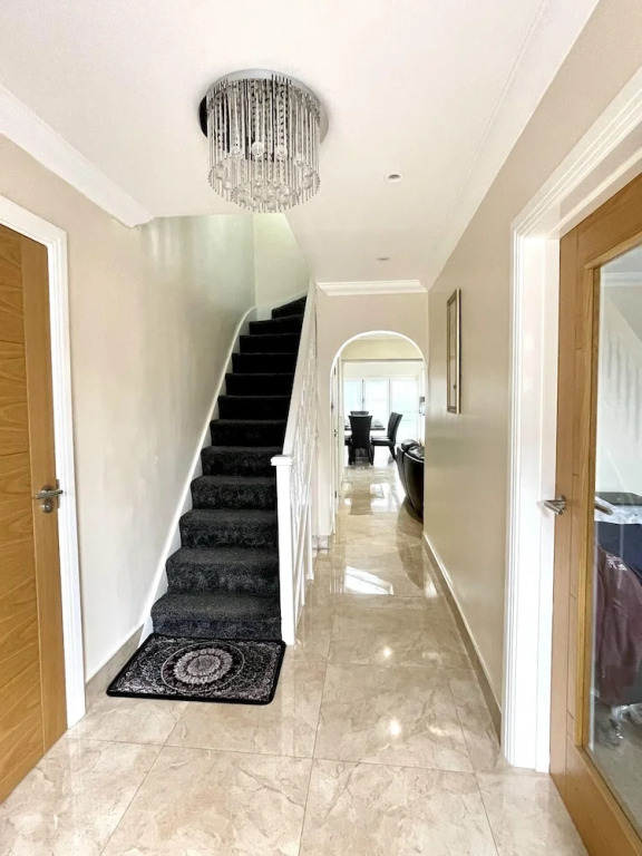 New Luxury Modern House Near Airport Free Parking