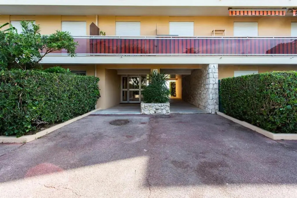 Nice Studio with balcony in quiet residence close to all amenities
