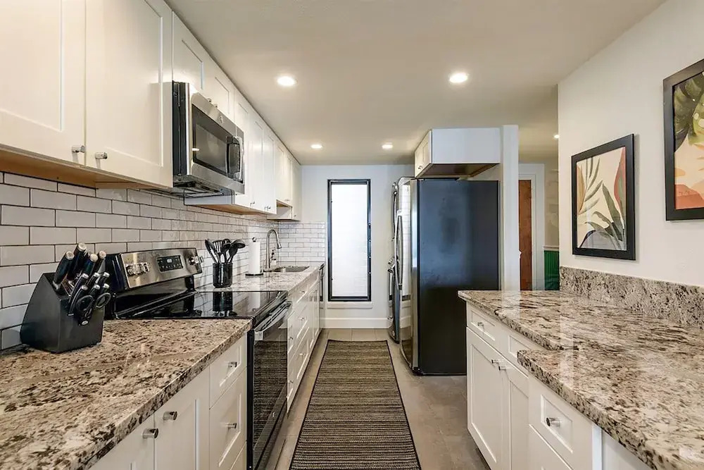 Oceanfront Lauloa 106 - Ground Floor, Modern Renovation, Split-ac, Walk to Beach