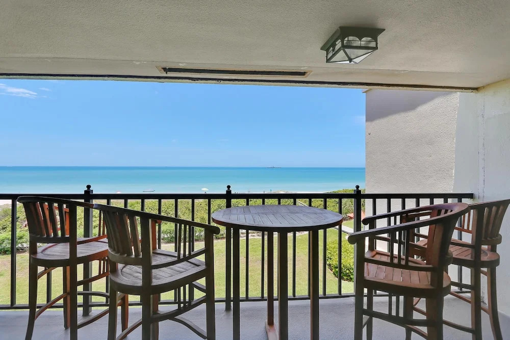 Land's End 403 Building 10 Fully Updated / Beachfront Condo!