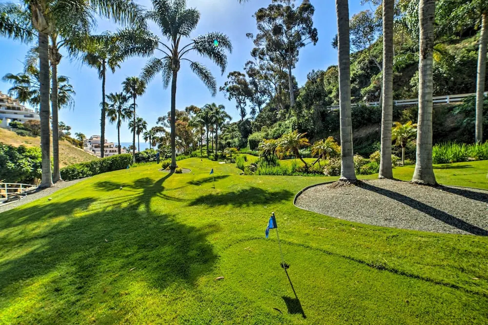 Ocean-view Hamilton Cove Oasis: Pool, Tennis & Gym 2 Bedroom Villa