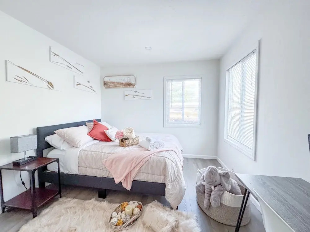 Walk to Google 3BR Home Yard & Kitchen