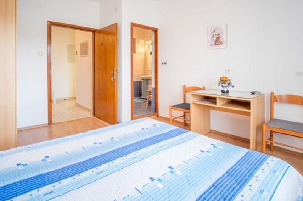 Room Luka - with parking; R1 Vrbnik, Island Krk