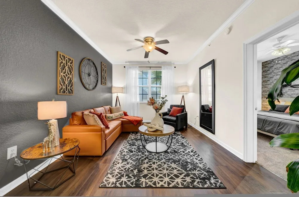 Modern 2BR 2BA w King Bed Pools Gym 1