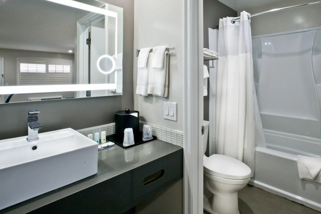 Bay Area Inn & Suites