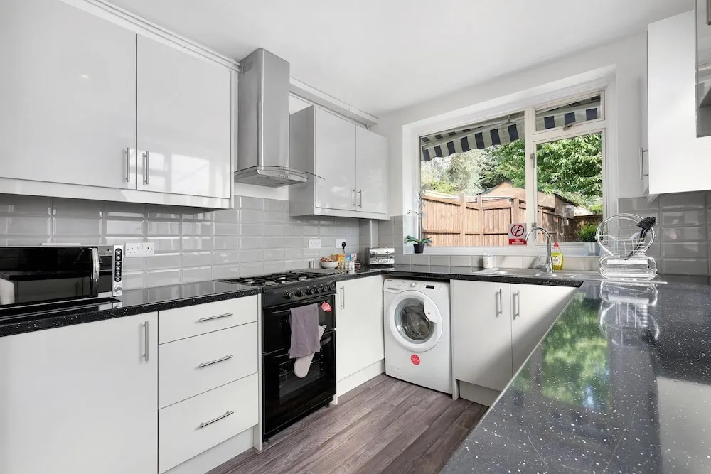 Heathrow Living Stanwell Serviced House