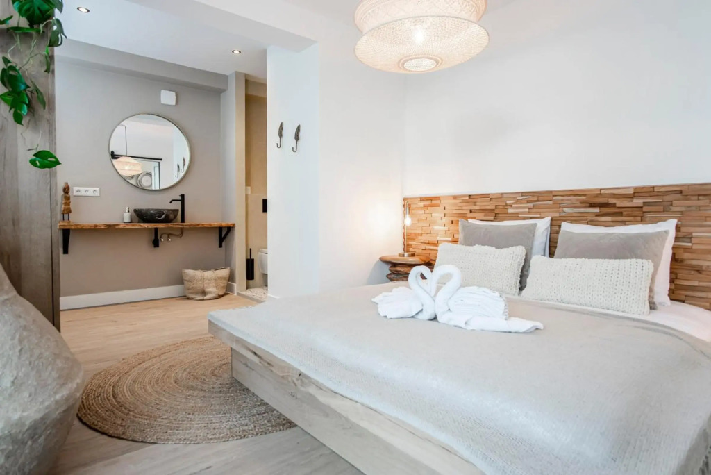 Marley’s Beachhouse - Luxury Apartment with garden