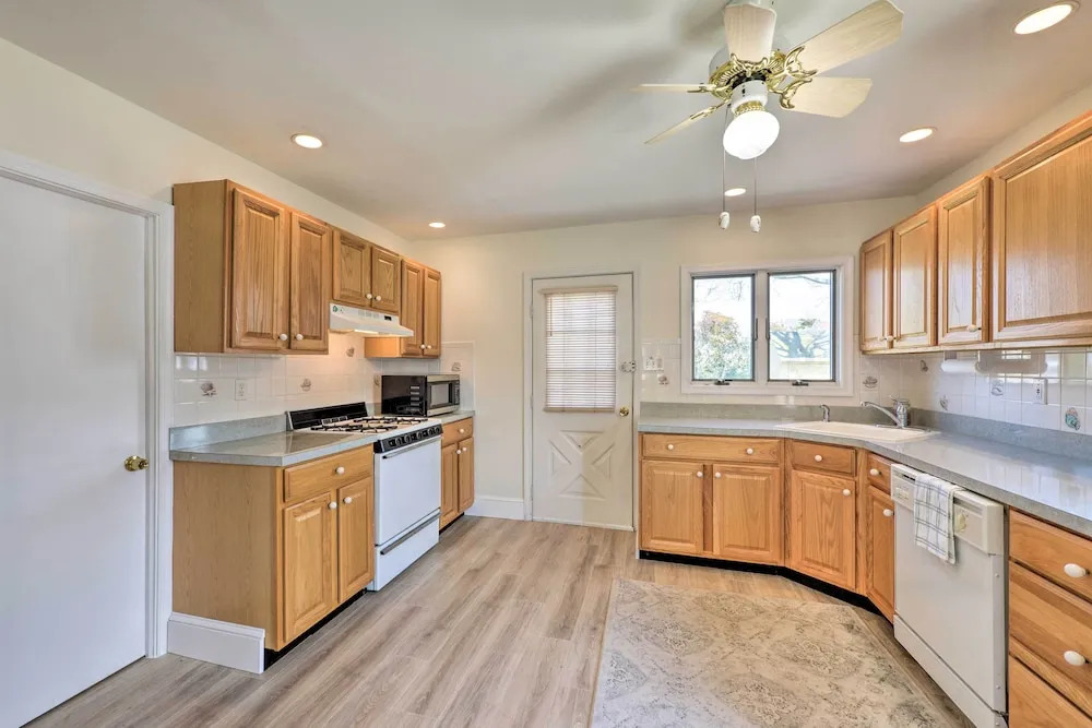 Cozy Villas Cottage w/ Deck, 1/2 Block to Beach