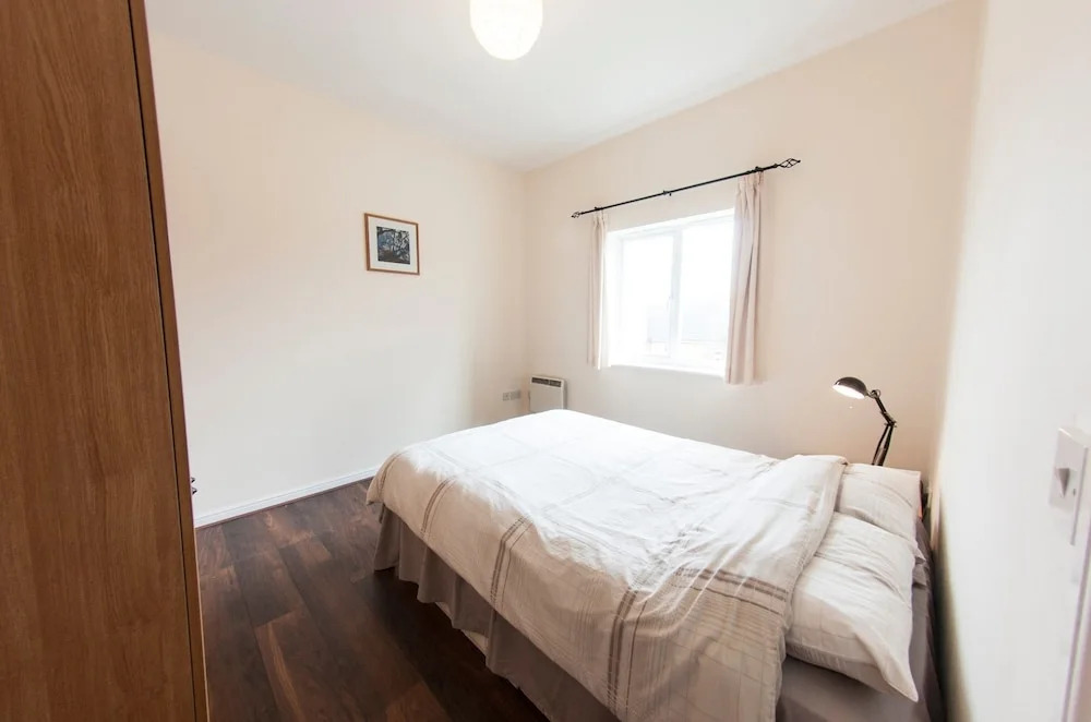 Newly Redecorated 2BR Victoria Docks Flat for 4