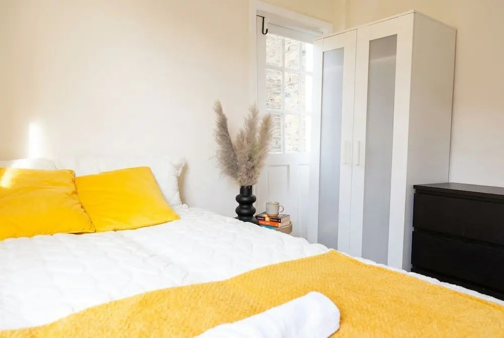 Cozy Fulham Retreat With Private Entrance & Hot Tub