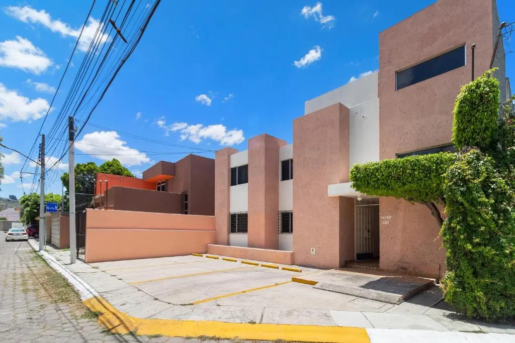 Suite Ubicadísima Zona Residencial Los Arcos 3 Recámaras 102 Cortijo