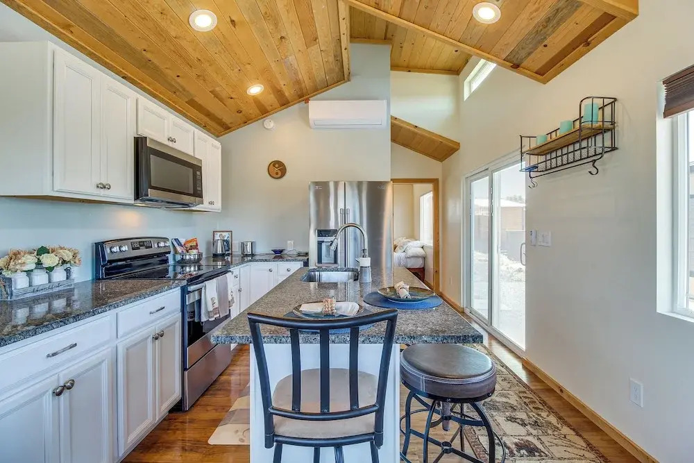 2 Mi to Rainbow Lake: Lovely Lakeside Tiny Home