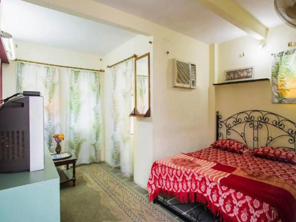 Jag Niwas Guest House & pure veg restaurant