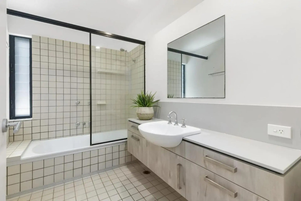 Duke St Convenience at your doorstep Beach living in the heart of the village close to cafes Ocean glimpse