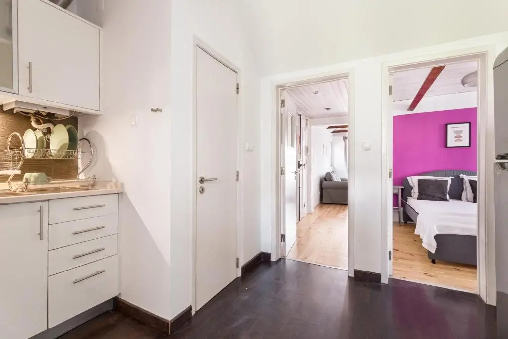 ALTIDO Stylish 2-bed Apt with balcony in Lapa, 5mins to National Museum of Ancient Art