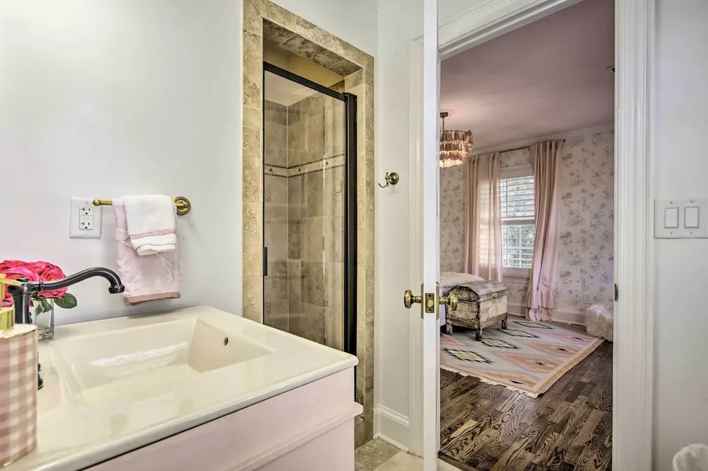 Stunning Charlotte Home: Private Pool!