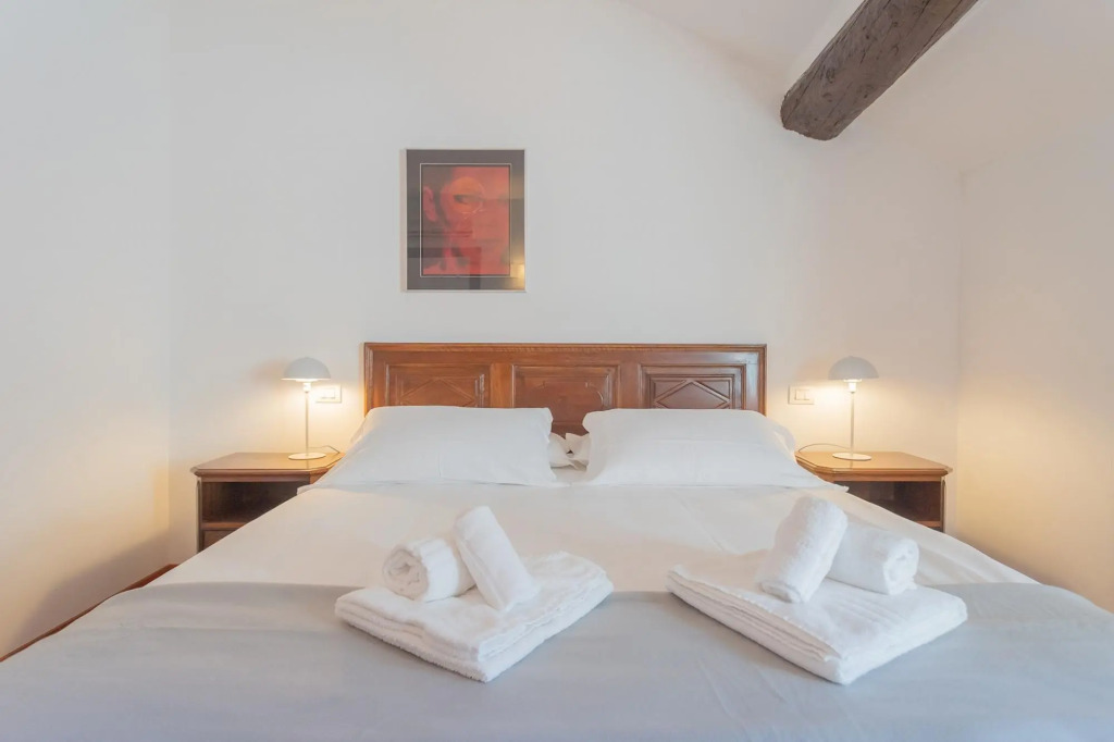 La Mansarda in Como With 3 Bedrooms and 2 Bathrooms