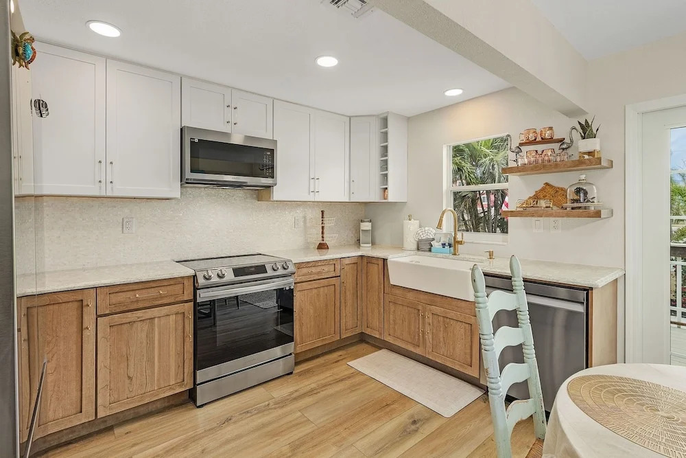 149 Pearl St. 2 Bedroom Home by RedAwning