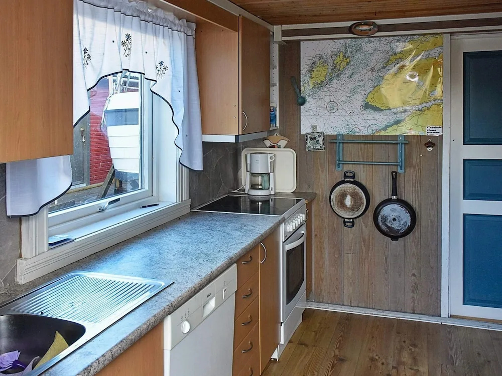 6 person holiday home in Oksvoll