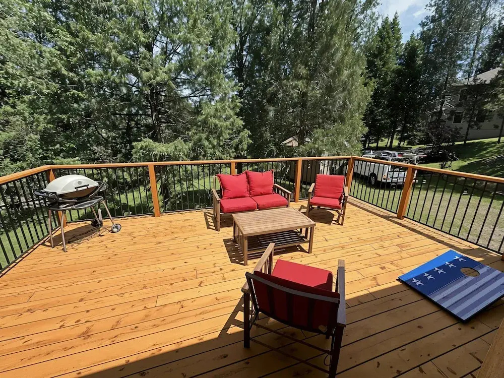 The Cozy Cabin - 2-level Home With Spacious Yard 4 Bedroom Home