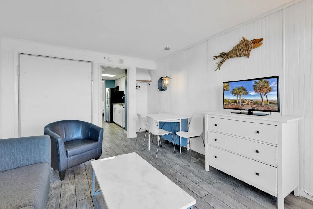 Spectacular Oceanfront Condo by Hosteeva