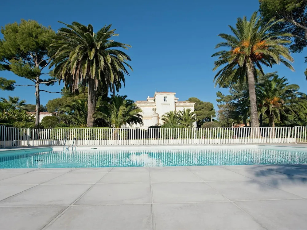 Villa on Côte dAzur with Beachfront Views