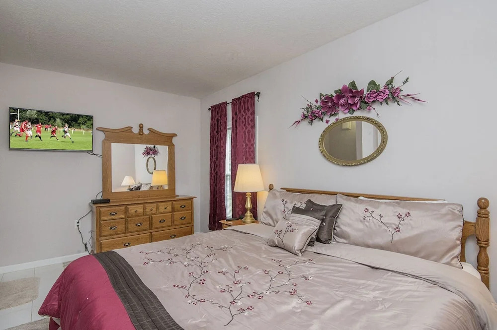 Colonial Crest Condo 104 by Heritage Cabin Rentals