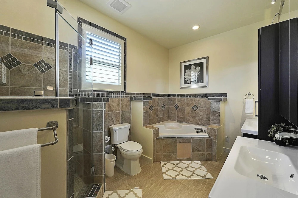 Stylish 3BR in Austin by RedAwning