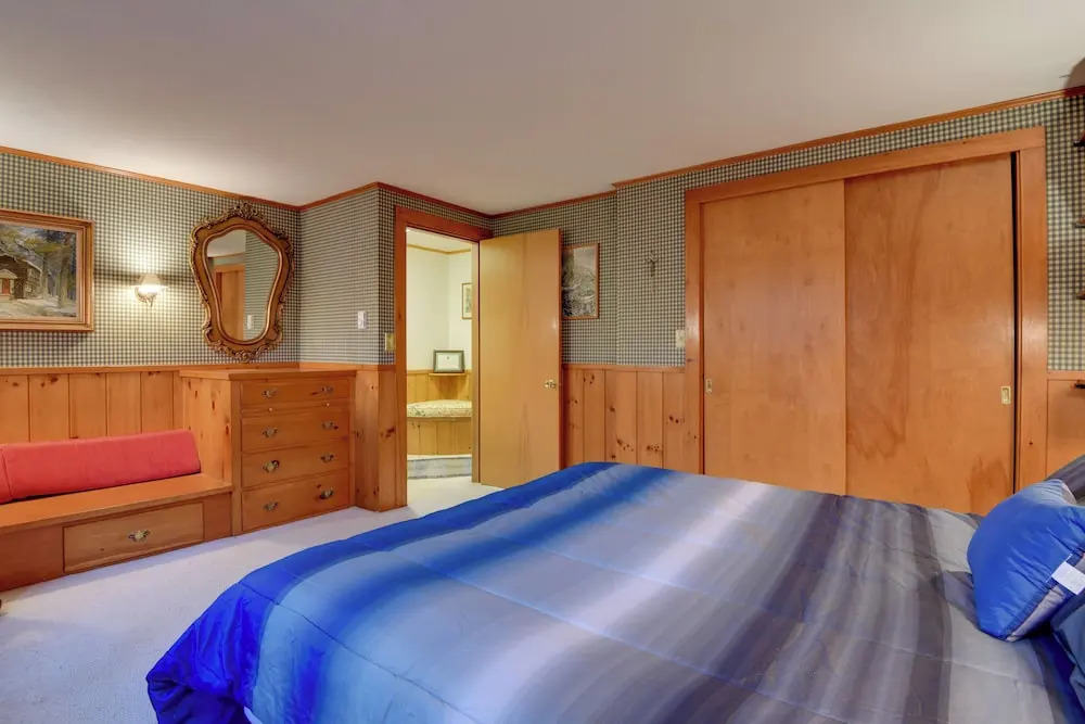 North Conway Home < Walk to Slopes at Cranmore!