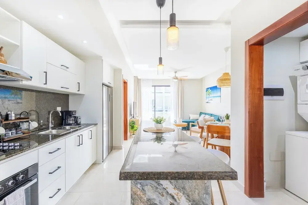 Stylish 1BR Apartment – Pool Access, Close to Beach