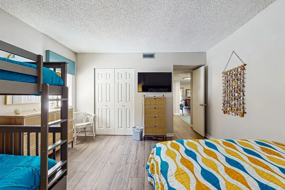 Sun-kissed Condo in Prime Location W/shared Pool, Private W/d, Free Wifi, AC