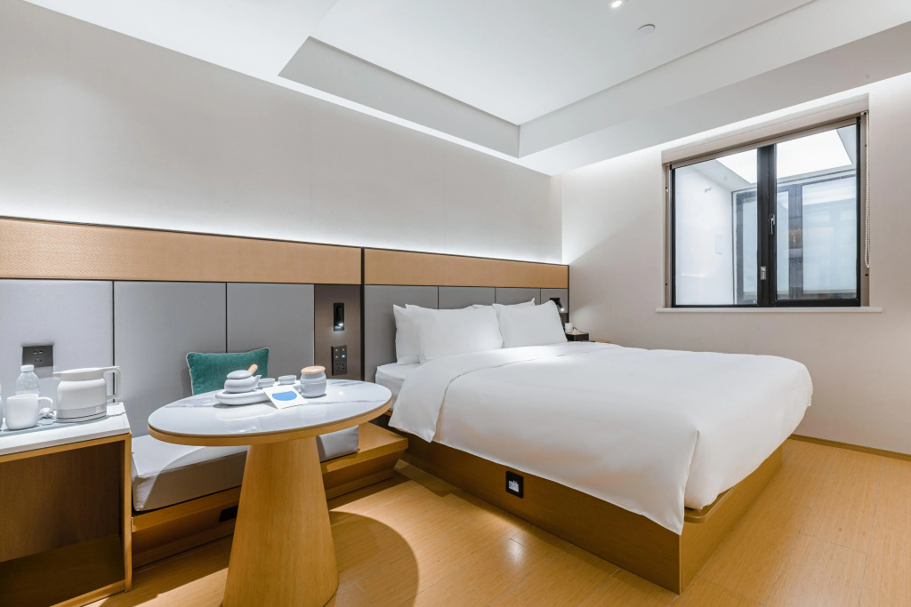 Ji Hotel (Shanghai Lujiabang Road Metro Station)