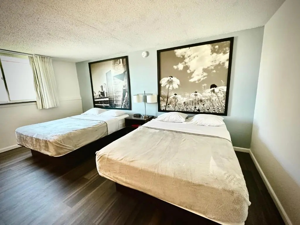 Hotel 8