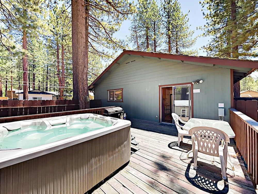Central South Lake Tahoe House by RedAwning