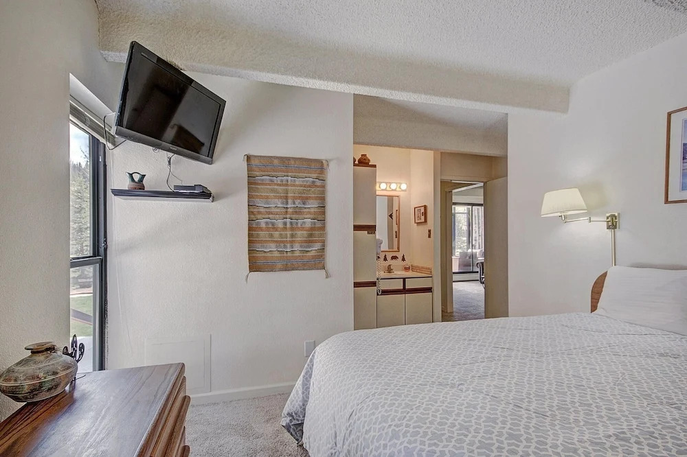 Wheeler House Spacious East Village Condo, Easy Walk to Super Bee - WH104 by Redawning