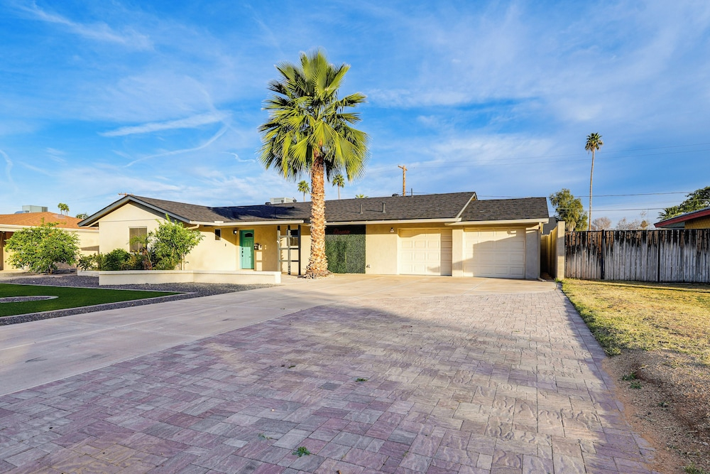 Phoenix Modern Retreat w/ Pool & Putting Green