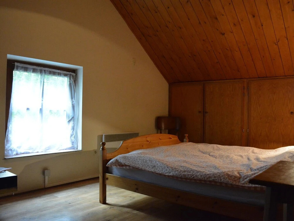 Quaint Chalet in Hannut with a Pond